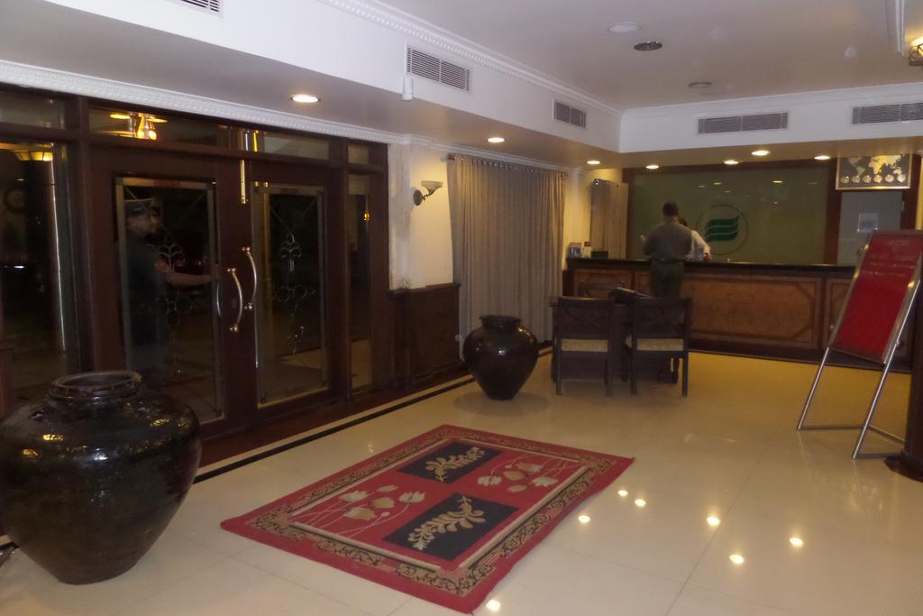 Hotel Elegance Kaladi Exterior photo