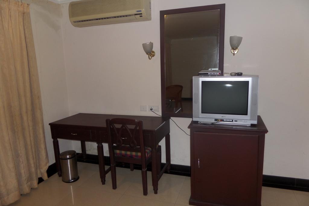 Hotel Elegance Kaladi Room photo
