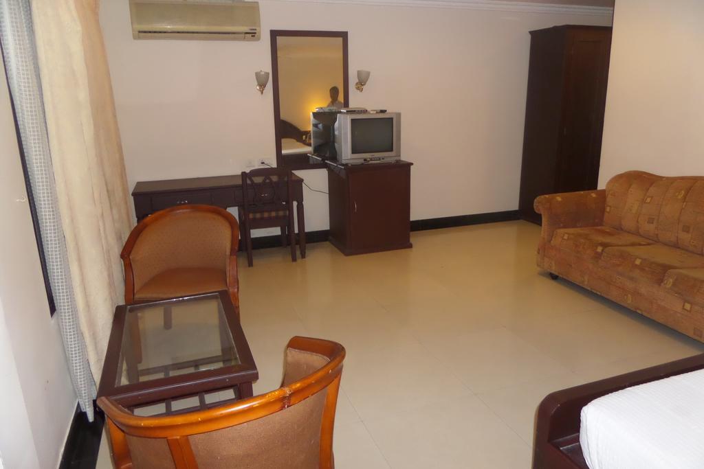 Hotel Elegance Kaladi Room photo