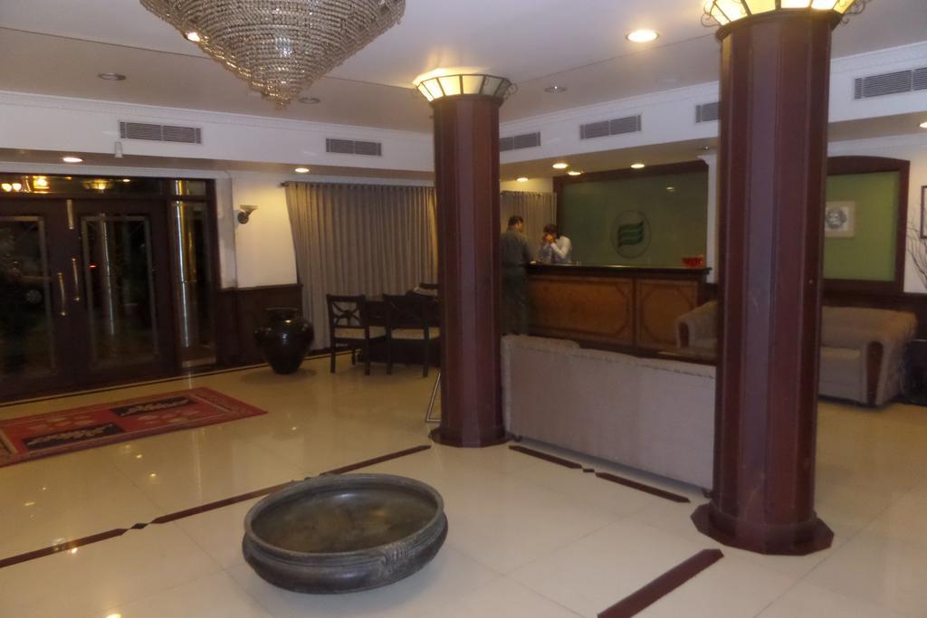 Hotel Elegance Kaladi Exterior photo