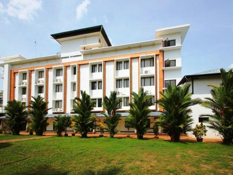 Hotel Elegance Kaladi Exterior photo