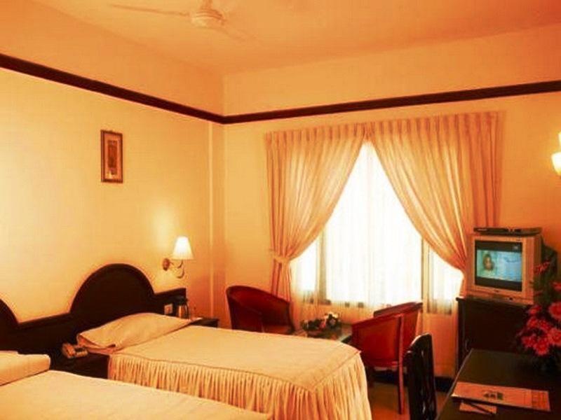 Hotel Elegance Kaladi Exterior photo
